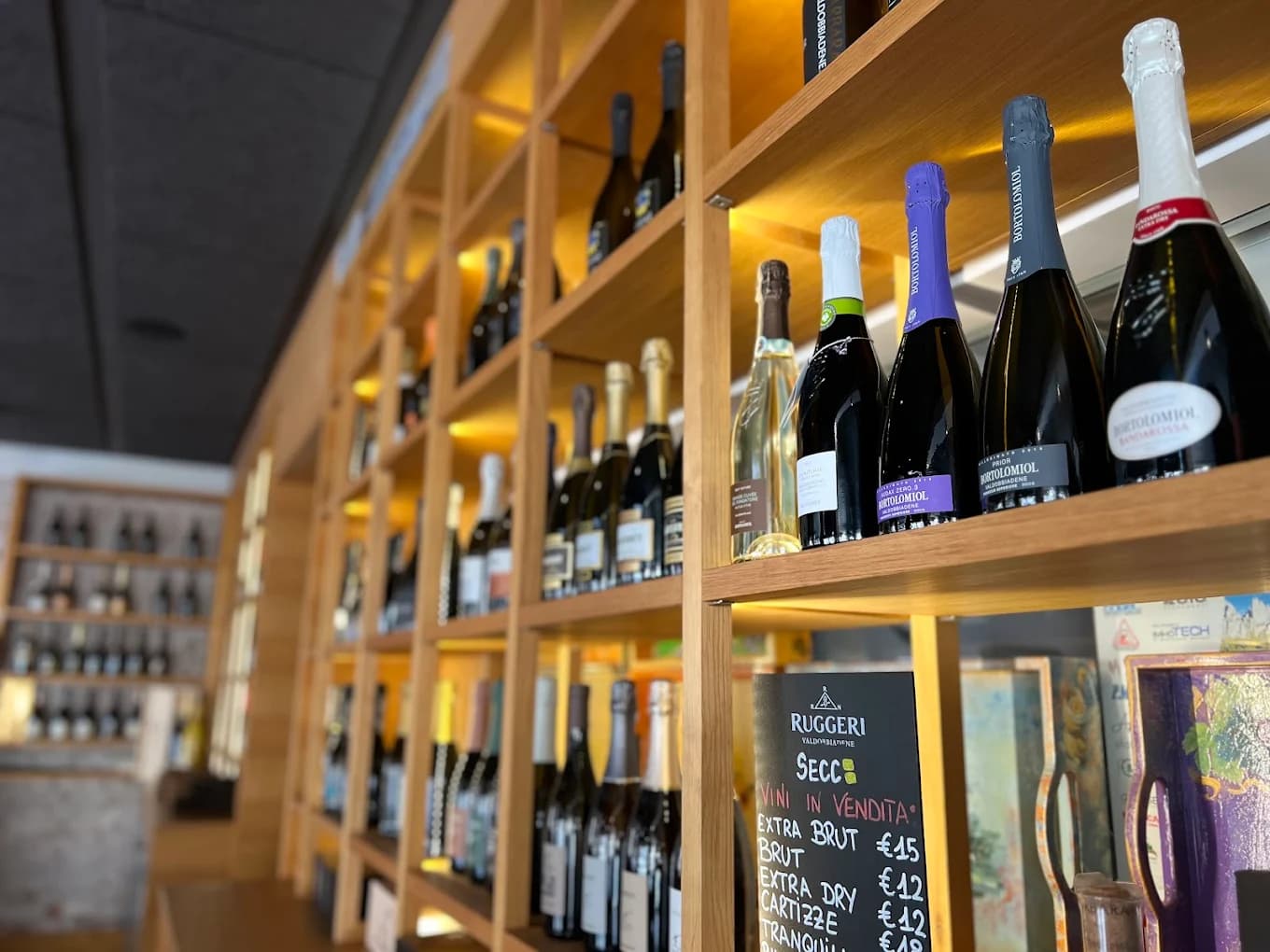 Selezione vini e bollicine al bancone di SECC8 Bollicine, locale aperitivo a Valdobbiadene
